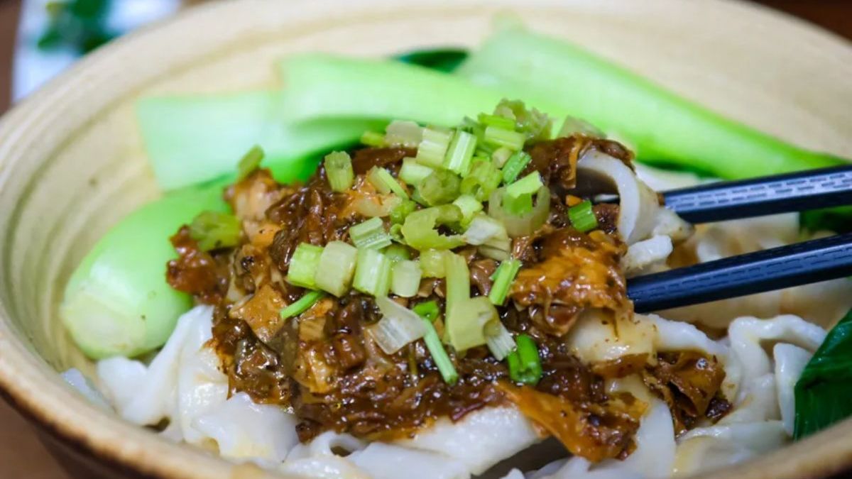 麻香香拌麵素肉燥的味道還蠻香的。（圖片來源：鯊魚大口咬）