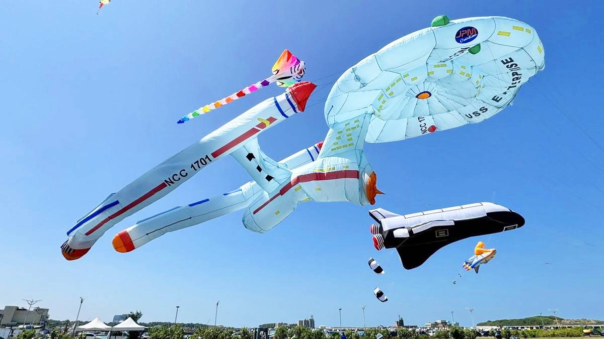 25米巨大外星人出沒!「2025新竹風箏節」中秋登場,百隻太空人、飛船集合 25米巨大外星人出沒!「2025新竹風箏節」中秋登場,百隻太空人、飛船集合