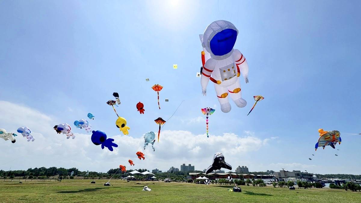 25米巨大外星人出沒!「2025新竹風箏節」中秋登場,百隻太空人、飛船集合 25米巨大外星人出沒!「2025新竹風箏節」中秋登場,百隻太空人、飛船集合
