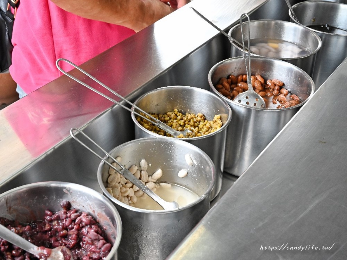 １碗只要50元！高CP值「無名豆花」７種配料無限裝滿，必嗑手工嫩仙草、芋圓