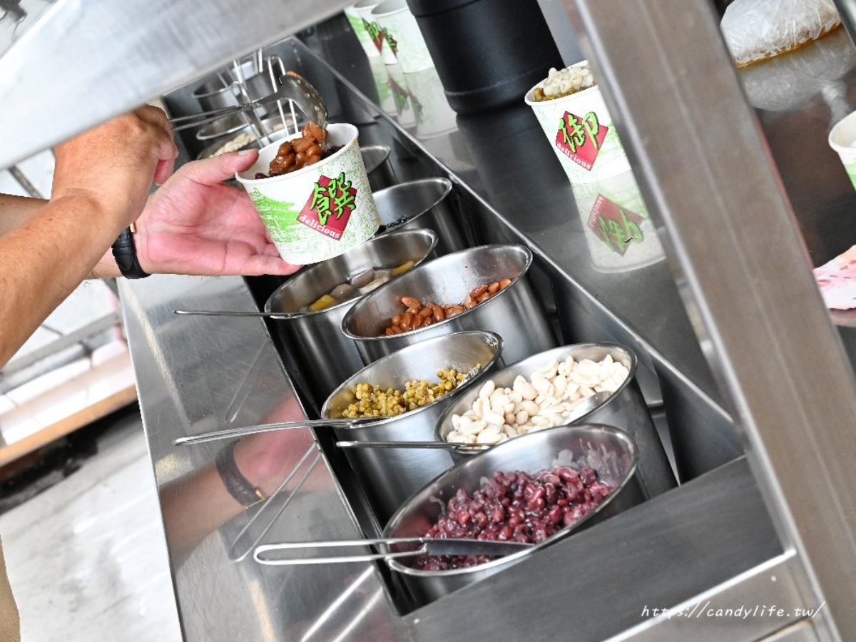 １碗只要50元！高CP值「無名豆花」７種配料無限裝滿，必嗑手工嫩仙草、芋圓