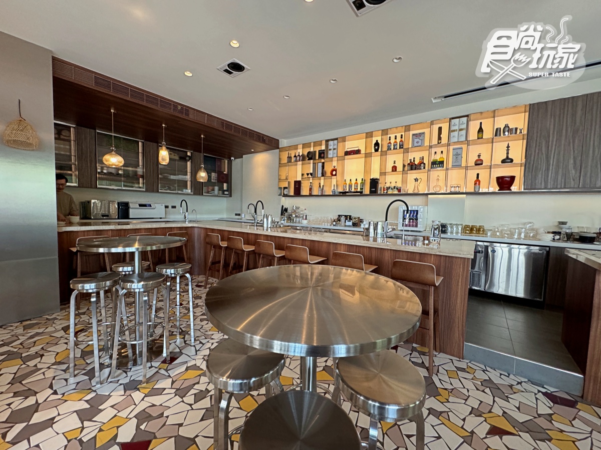 台中第１間「泰式餐酒館」在這！８款必吃、亮點一覽，爽嗑酸辣蝦、泰奶布丁