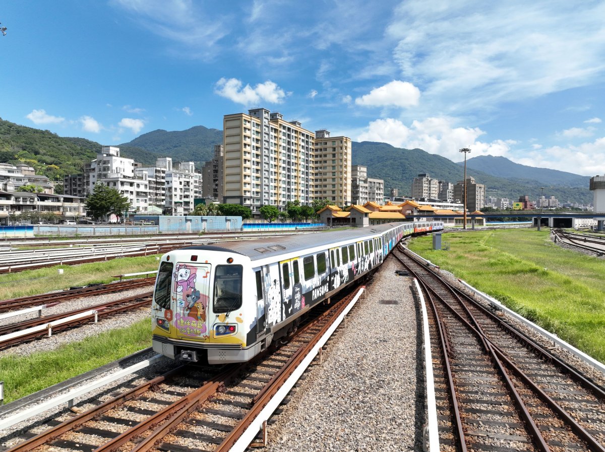 4公尺「巨萌跩貓」出沒北捷!迪士尼彩繪列車同步登場,還有主題拍貼機 4公尺「巨萌跩貓」出沒北捷!迪士尼彩繪列車同步登場,還有主題拍貼機