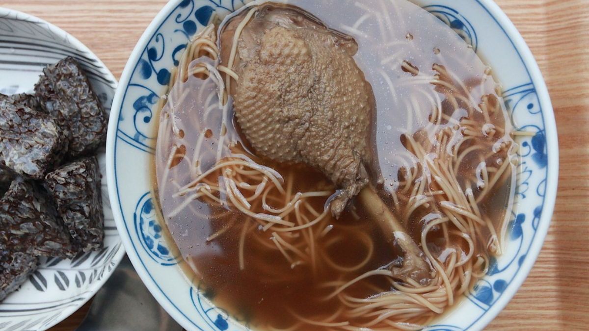 當歸和甘草來熬湯底，加上當日溫體鴨燉煮。（圖片來源：樂天小高の美食之旅）