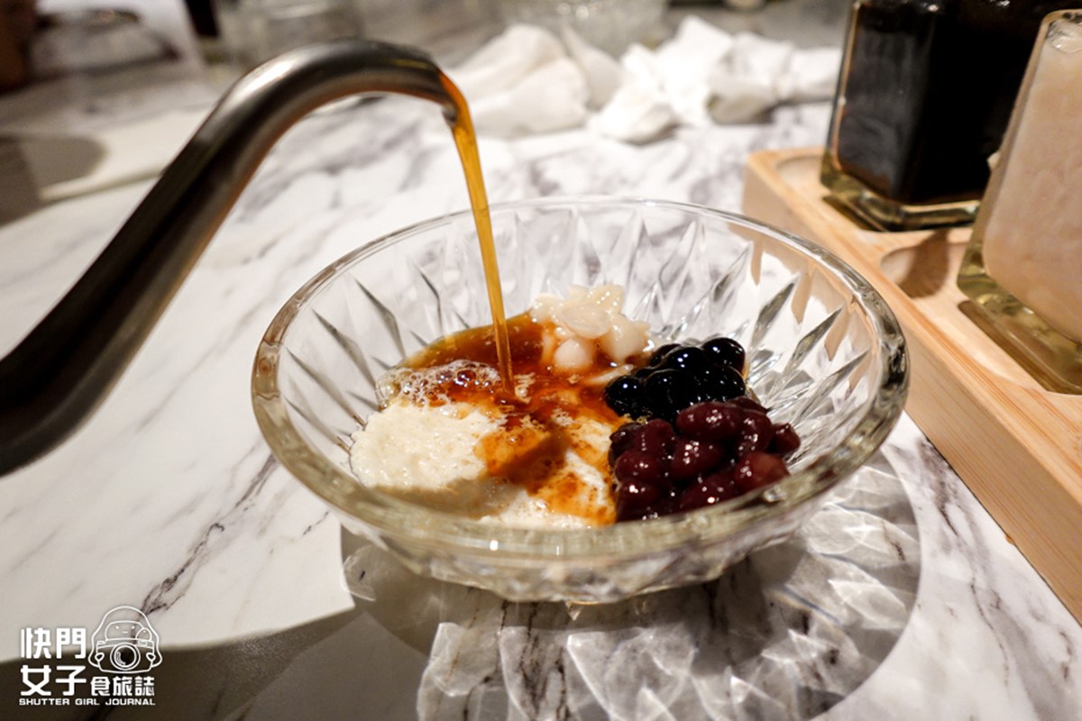 台北銷魂片皮鴨＋１！烤鴨多吃７種料理任你選，甜點再嘗桌邊現沖木桶豆花