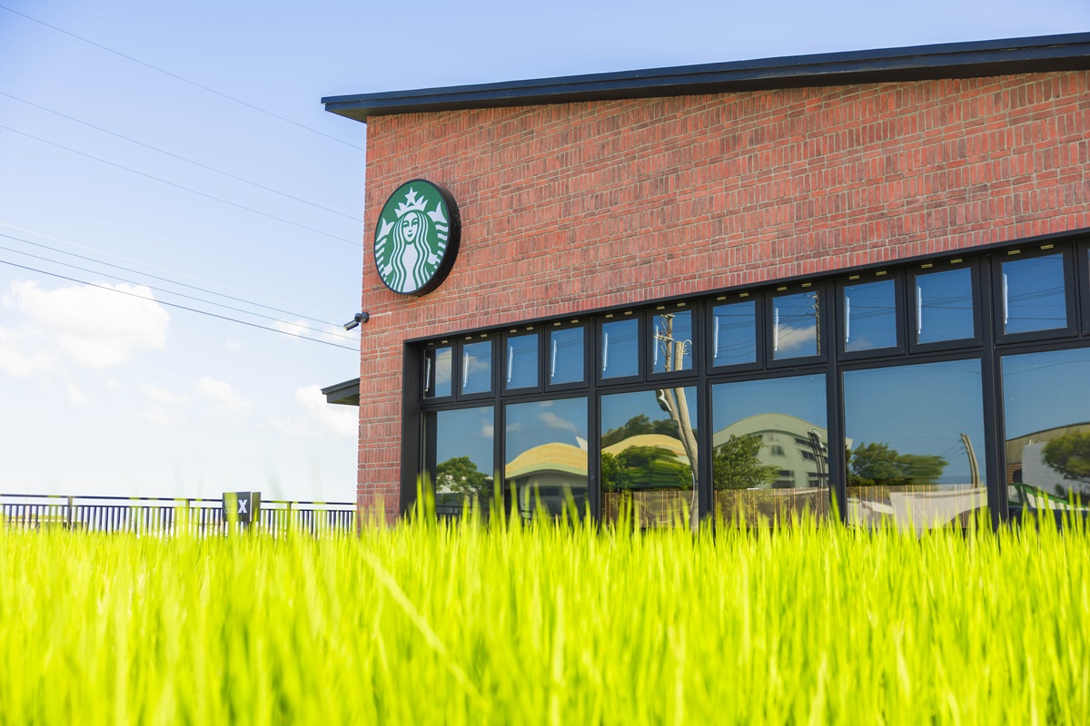 星巴克咖啡買一送一！開工、外送優惠包，衝新門市打卡「女神稻田彩繪」