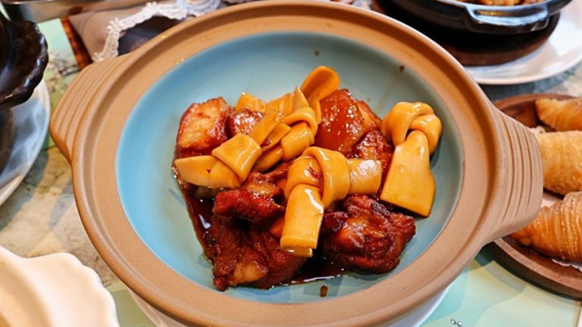 紹興酒紅燒肉百頁結，閃亮亮的油光醬色看起來美味。（圖片來源：瑪莉食報）