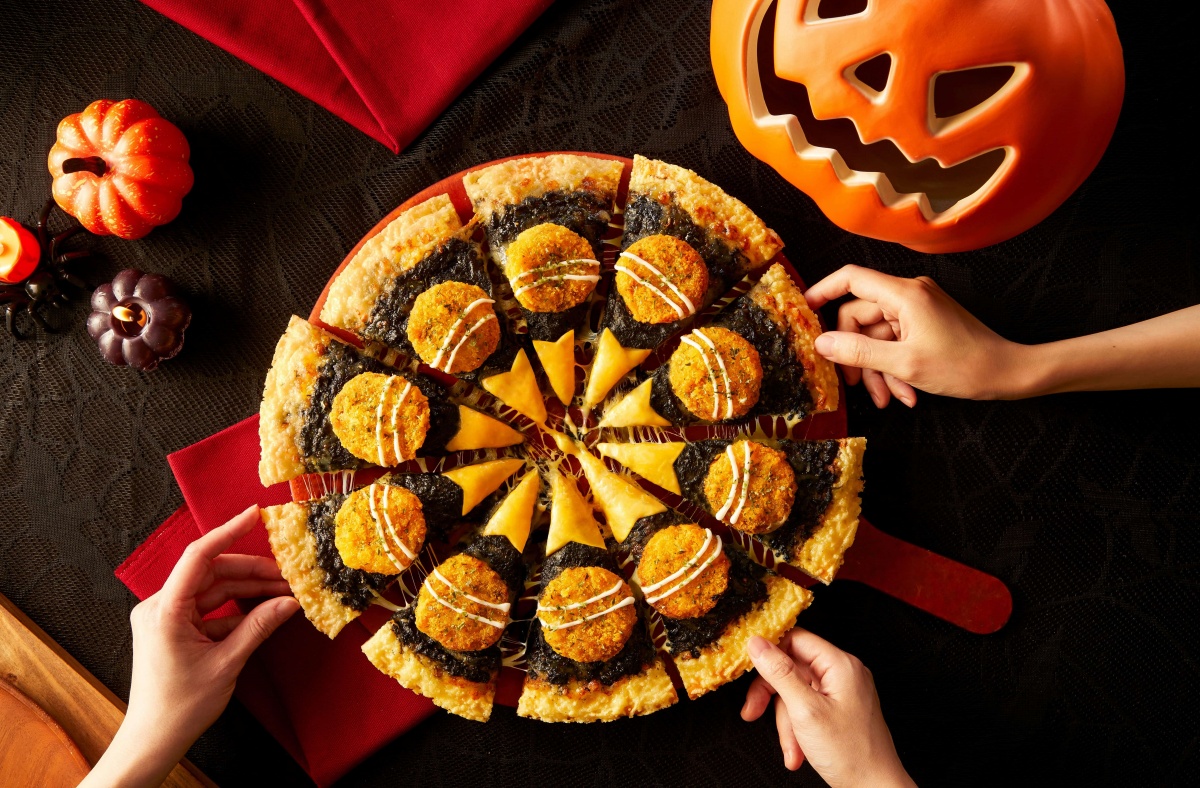 必勝客「黑咖哩豬排披薩」搞怪登場!199元披薩回歸,加碼搶鮮蝦棺材板 必勝客「黑咖哩豬排披薩」搞怪登場!199元披薩回歸,加碼搶鮮蝦棺材板