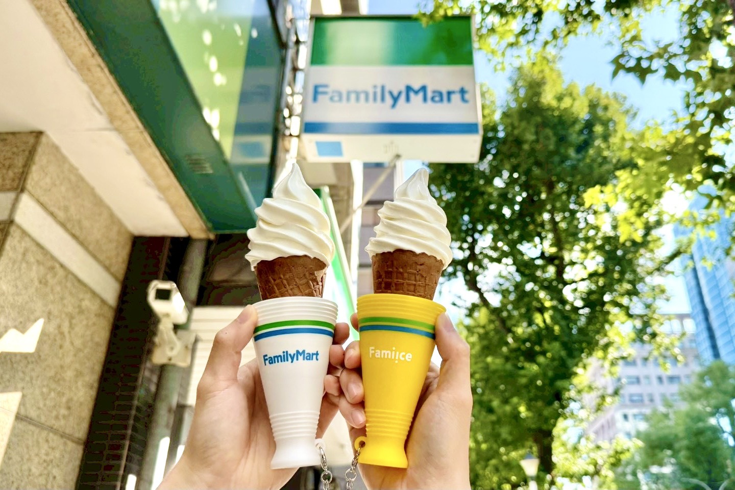 全家「霜淇淋加油棒」太Q!黃、白2色可愛應援,連3天霜淇淋買一送一開吃 全家「霜淇淋加油棒」太Q!黃、白2色可愛應援,連3天霜淇淋買一送一開吃