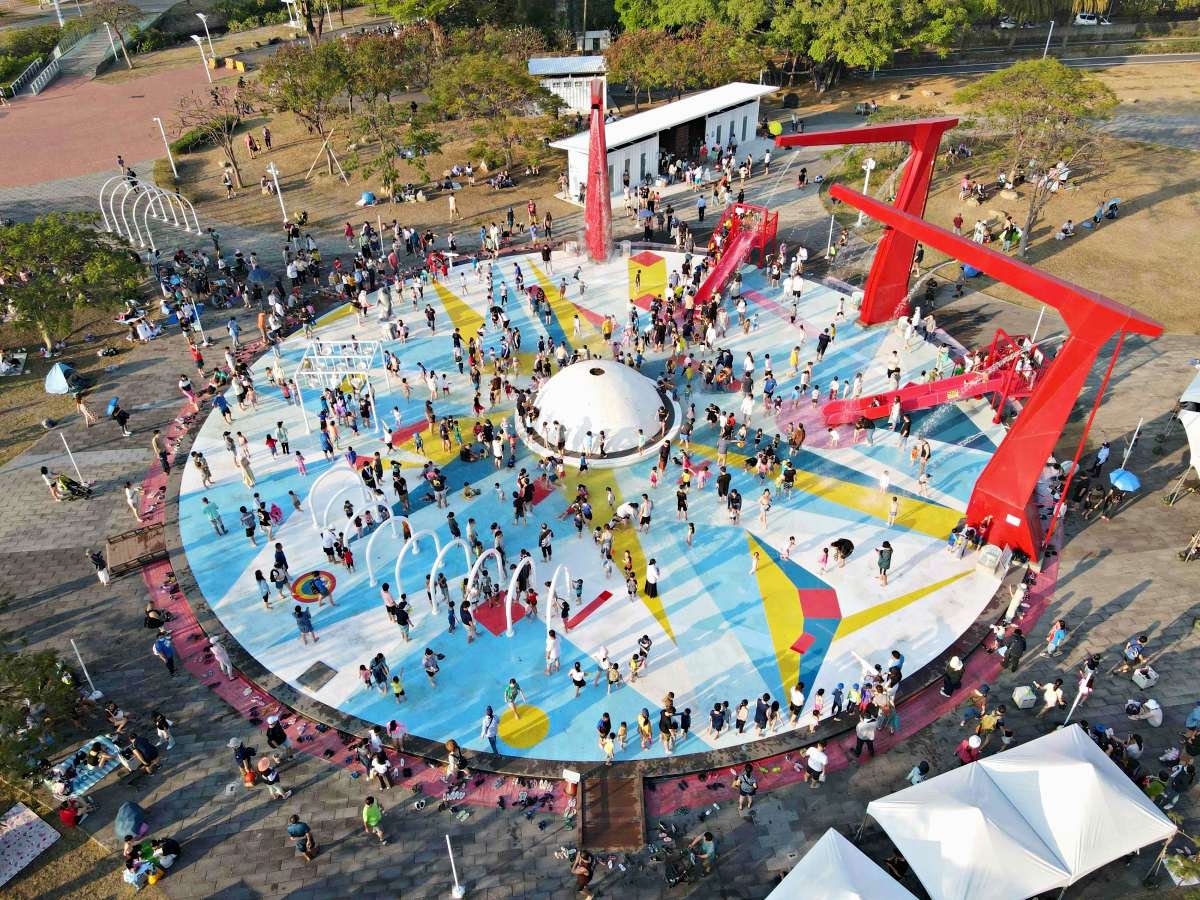 高雄最大免費水樂園回歸!星光水岸公園重新開放,嗨玩氣墊樂園、逛美食市集 高雄最大免費水樂園回歸!星光水岸公園重新開放,嗨玩氣墊樂園、逛美食市集
