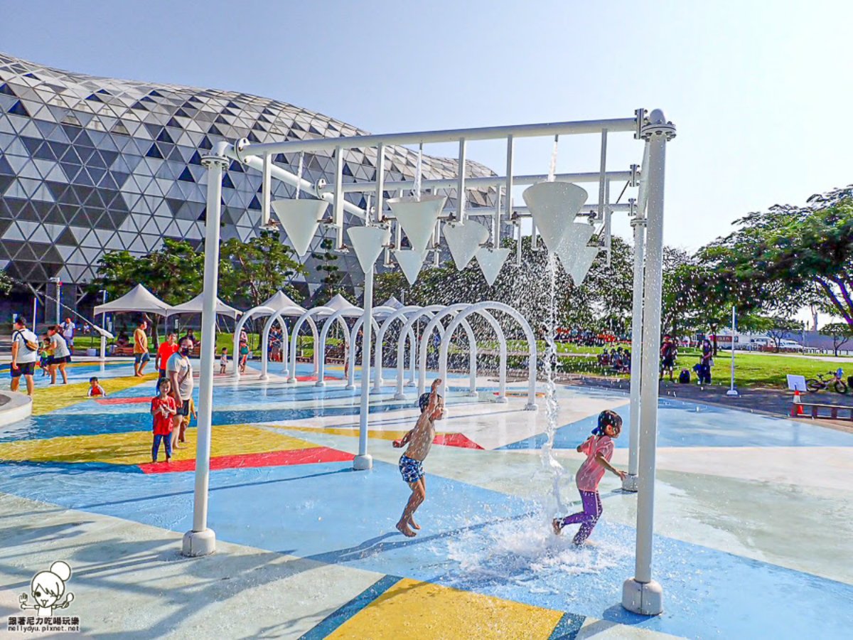 高雄最大免費水樂園回歸!星光水岸公園重新開放,嗨玩氣墊樂園、逛美食市集 高雄最大免費水樂園回歸!星光水岸公園重新開放,嗨玩氣墊樂園、逛美食市集