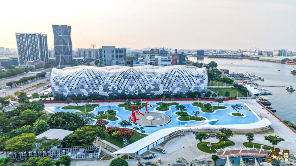 高雄最大免費水樂園回歸!星光水岸公園重新開放,嗨玩氣墊樂園、逛美食市集 高雄最大免費水樂園回歸!星光水岸公園重新開放,嗨玩氣墊樂園、逛美食市集