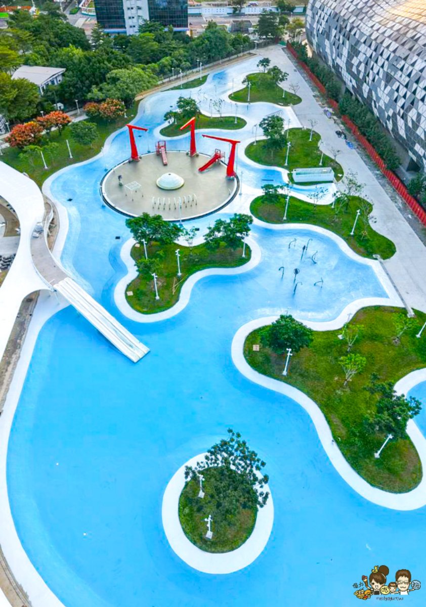 高雄最大免費水樂園回歸!星光水岸公園重新開放,嗨玩氣墊樂園、逛美食市集 高雄最大免費水樂園回歸!星光水岸公園重新開放,嗨玩氣墊樂園、逛美食市集