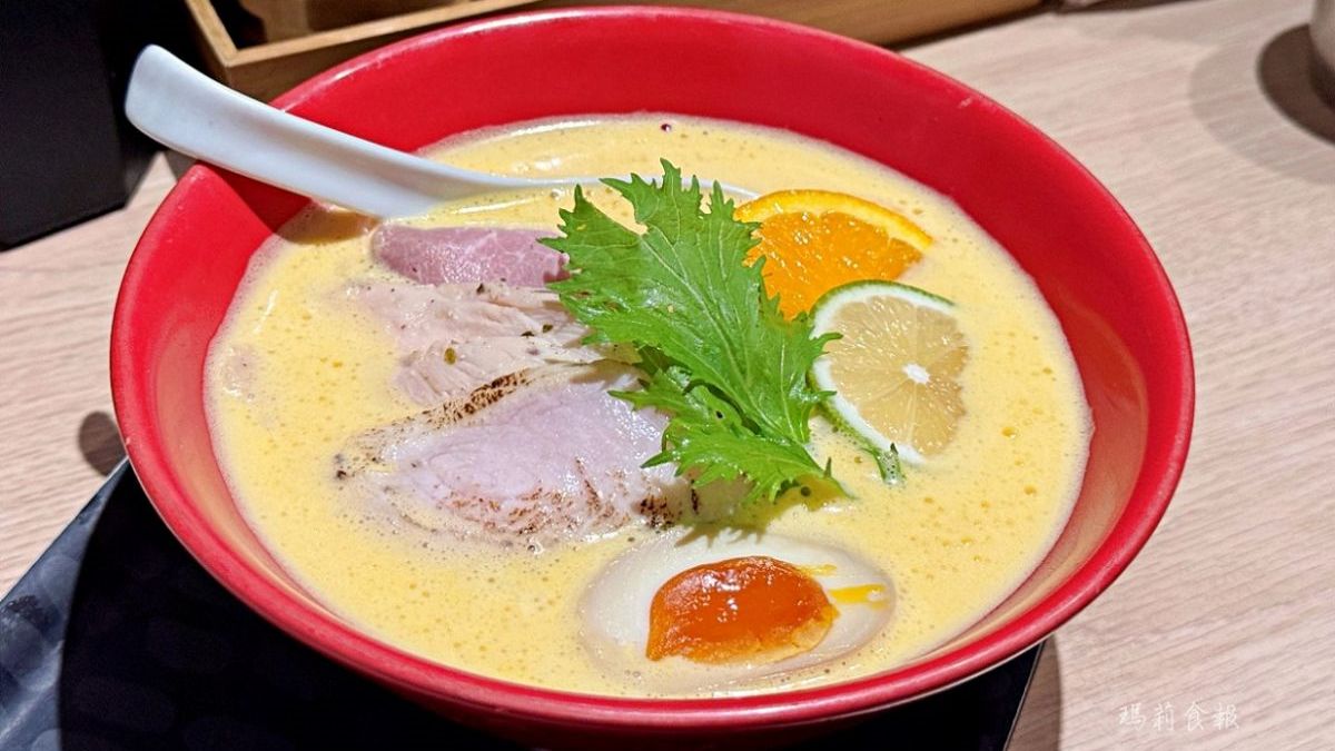 泡系鮭魚白湯拉麵，細緻泡沫與濃郁湯頭的融合。（圖片來源：瑪莉食報）