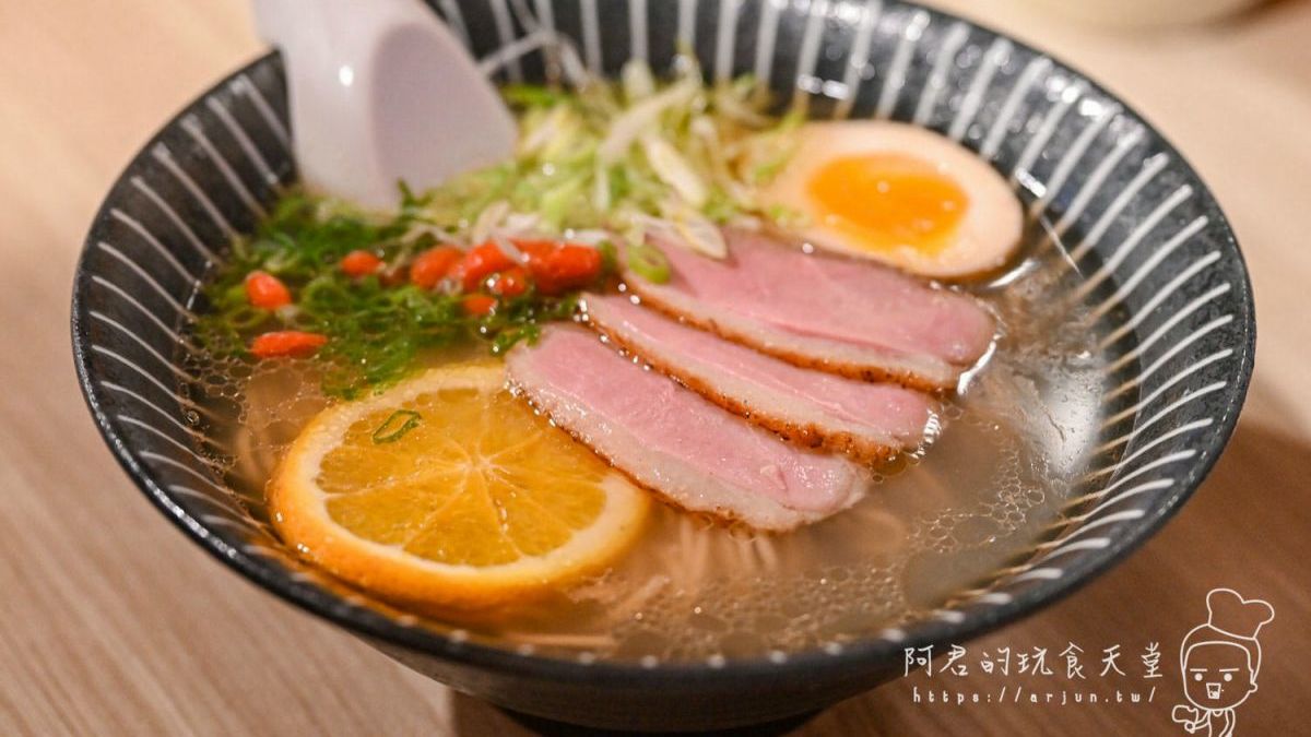 鹽味湯頭不單只是鴨肉清湯，還將蛤蜊與干貝的鮮甜融合。（圖片來源：阿君的玩食天堂）