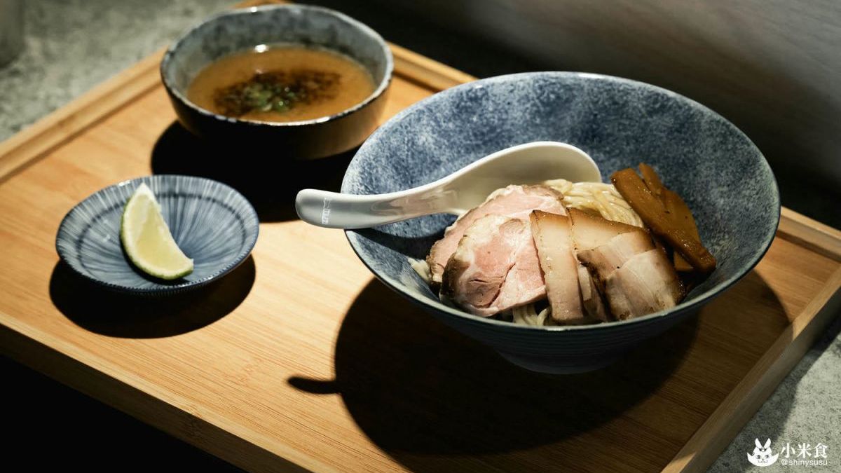 濃厚魚介沾麵，有炙燒與舒肥兩款豚叉燒，一旁還有筍乾（圖片來源：小米食）