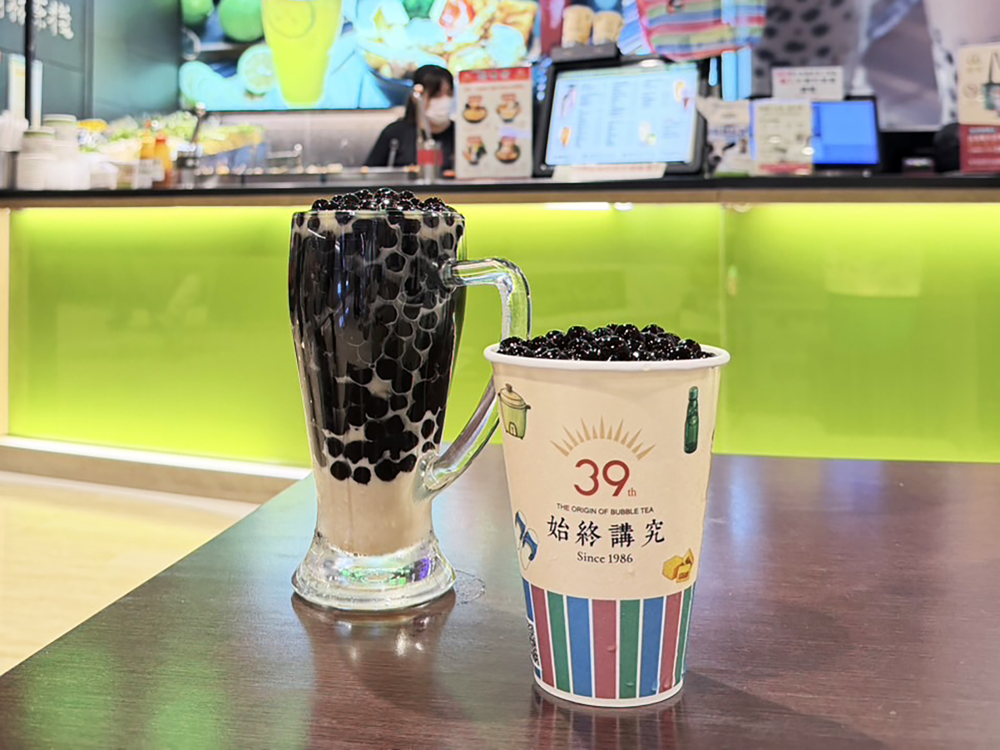 翰林茶館竟然有「翻轉珍奶」!9:1滿杯珍珠超狂比例,買一送一優惠同步喝 翰林茶館竟然有「翻轉珍奶」!9:1滿杯珍珠超狂比例,買一送一優惠同步喝