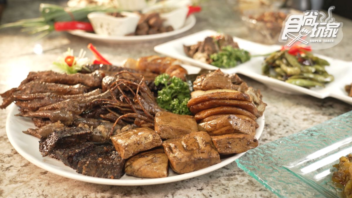 不只雞腳，還有其他品項可吃，滿足滷味控的喜好。