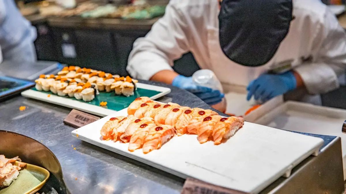 日本料理區絕對是島語自助餐廳裡最有人氣的餐台之一。（圖片來源：大手牽小手。玩樂趣）