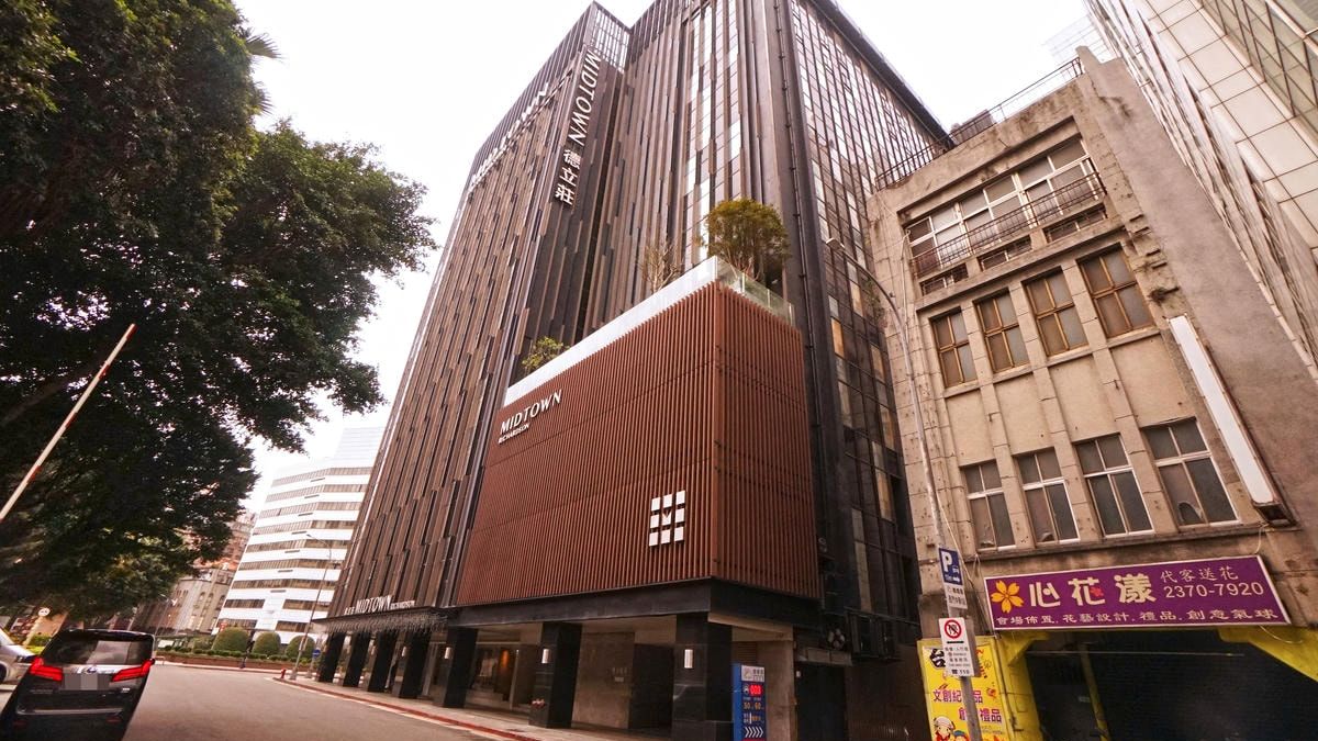 德立莊酒店位於西門捷運站5號出口的旁邊，不管是用餐、購物、搭車都非常便利。（圖片來源：老錢的老巢）