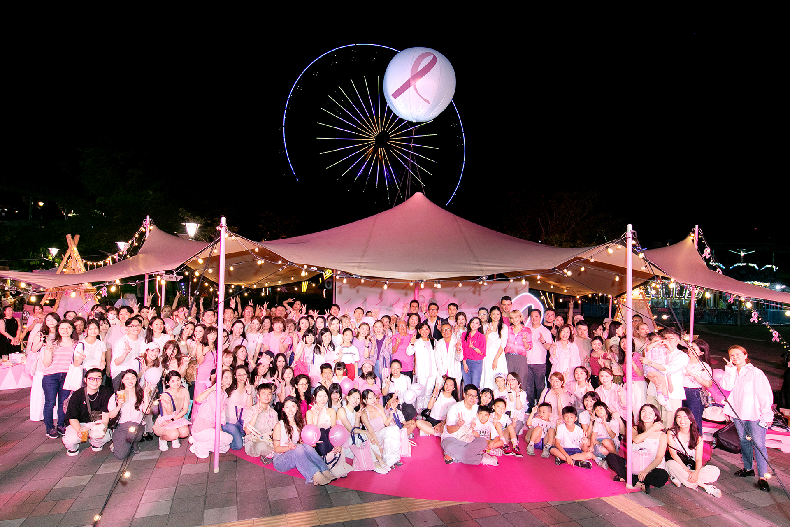 雅詩蘭黛集團乳癌防治公益活動 點亮粉紅星光 以粉色絲帶光影秀傳遞希望 共同守護女性健康