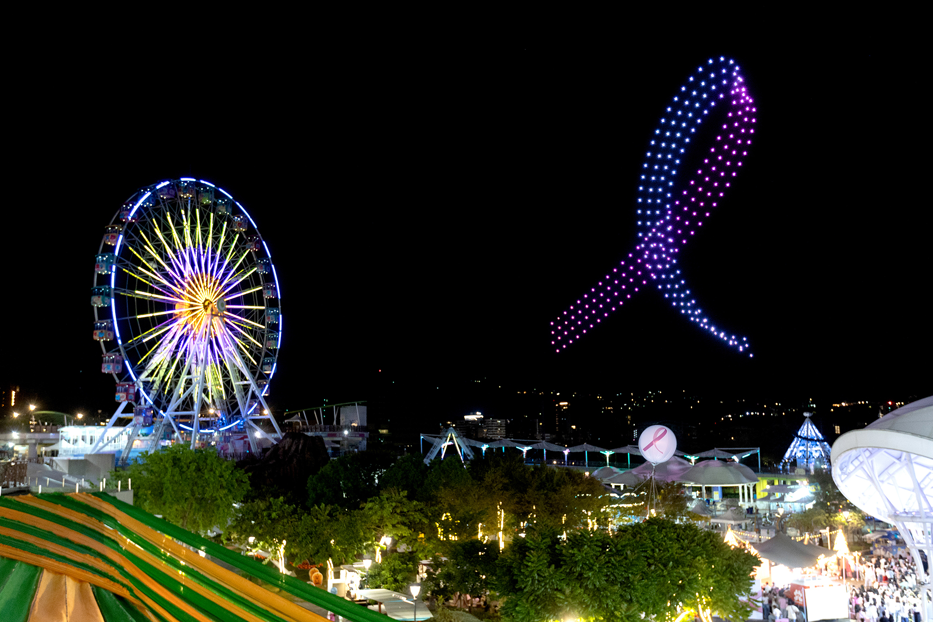 雅詩蘭黛集團乳癌防治公益活動 點亮粉紅星光 以粉色絲帶光影秀傳遞希望 共同守護女性健康