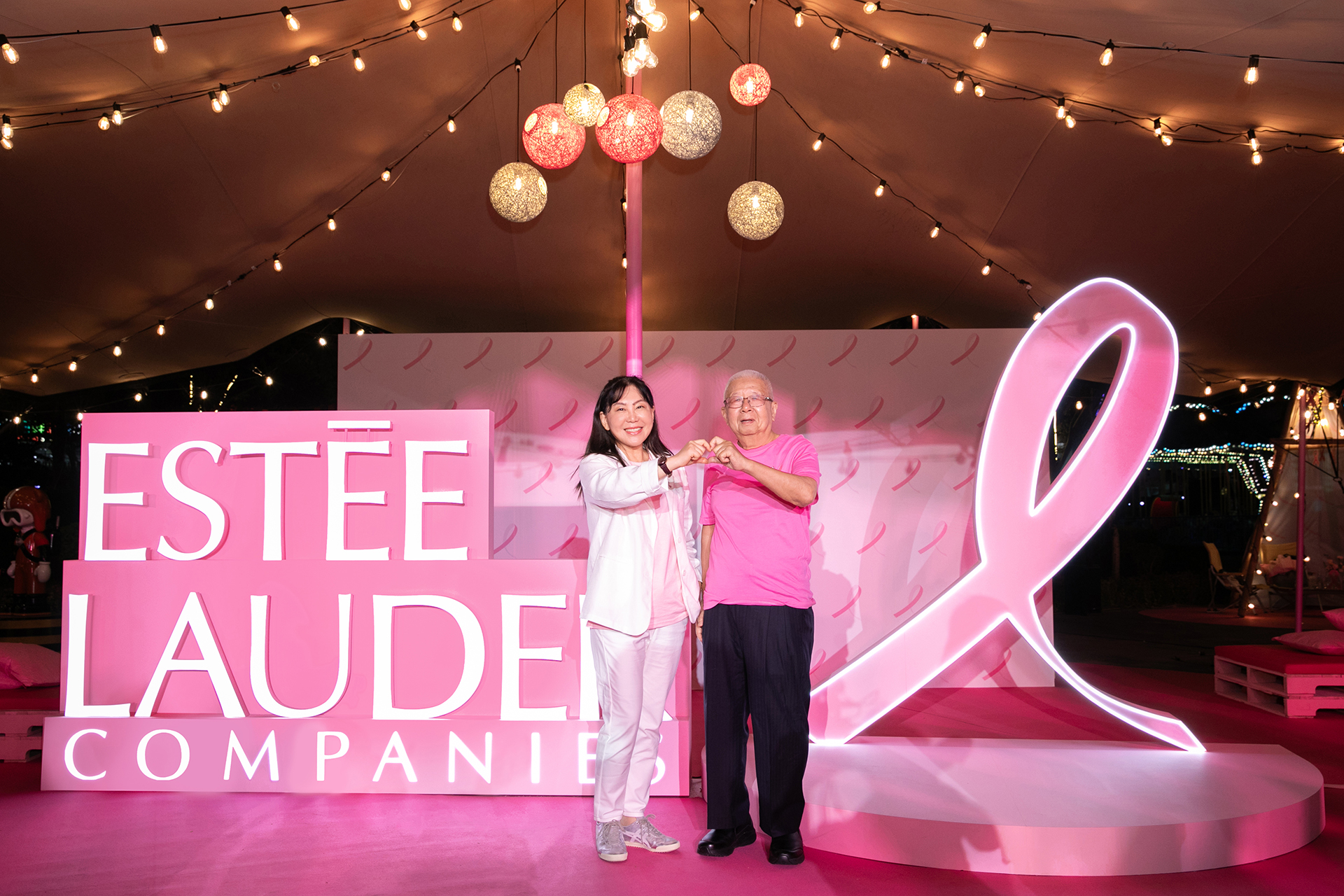 雅詩蘭黛集團乳癌防治公益活動 點亮粉紅星光 以粉色絲帶光影秀傳遞希望 共同守護女性健康