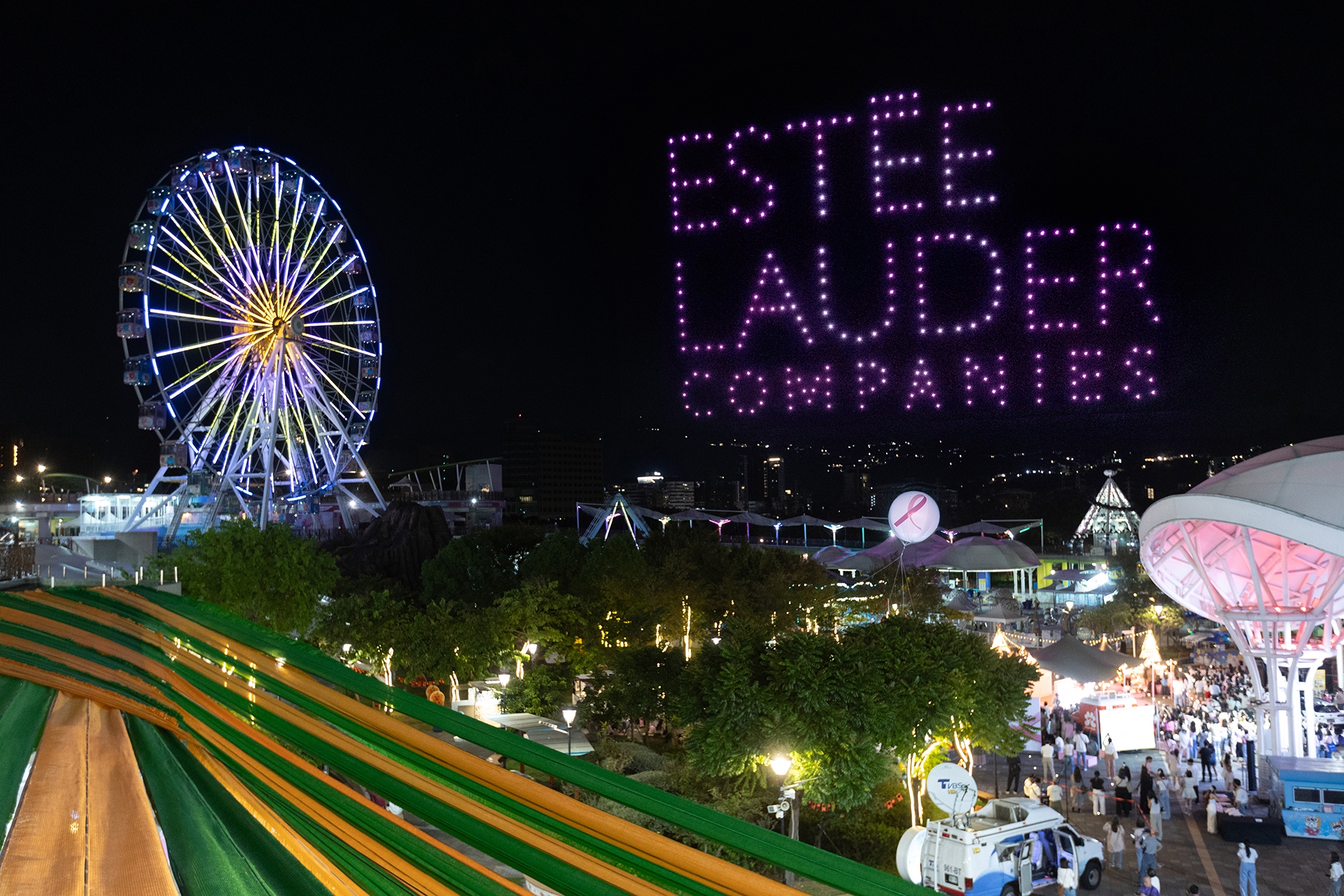 雅詩蘭黛集團乳癌防治公益活動 點亮粉紅星光 以粉色絲帶光影秀傳遞希望 共同守護女性健康