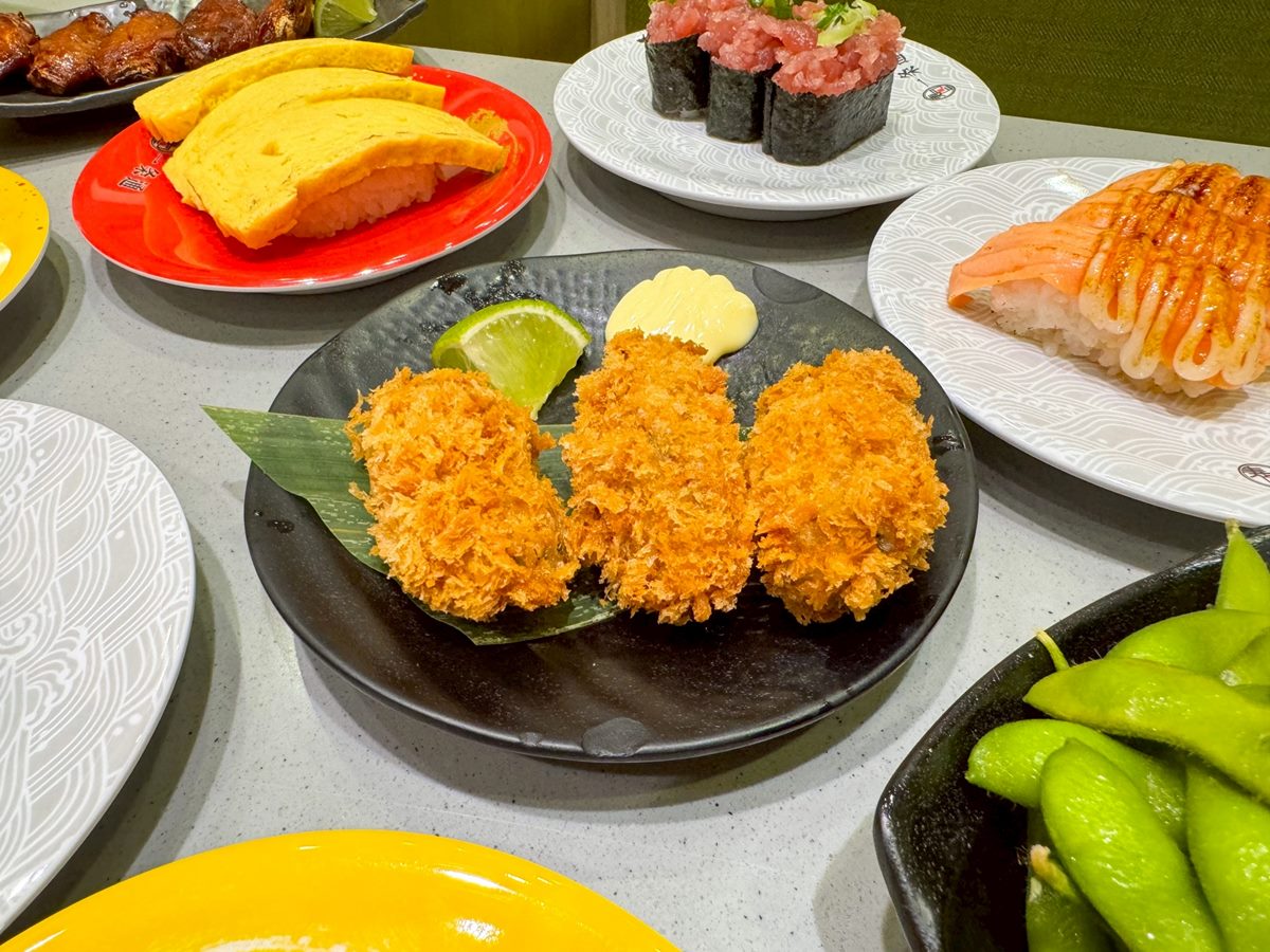 吃壽司再送百元券!10門市推10款「免費送1貫」,焦糖鮭魚、炸牡蠣通通有 吃壽司再送百元券!10門市推10款「免費送1貫」,焦糖鮭魚、炸牡蠣通通有