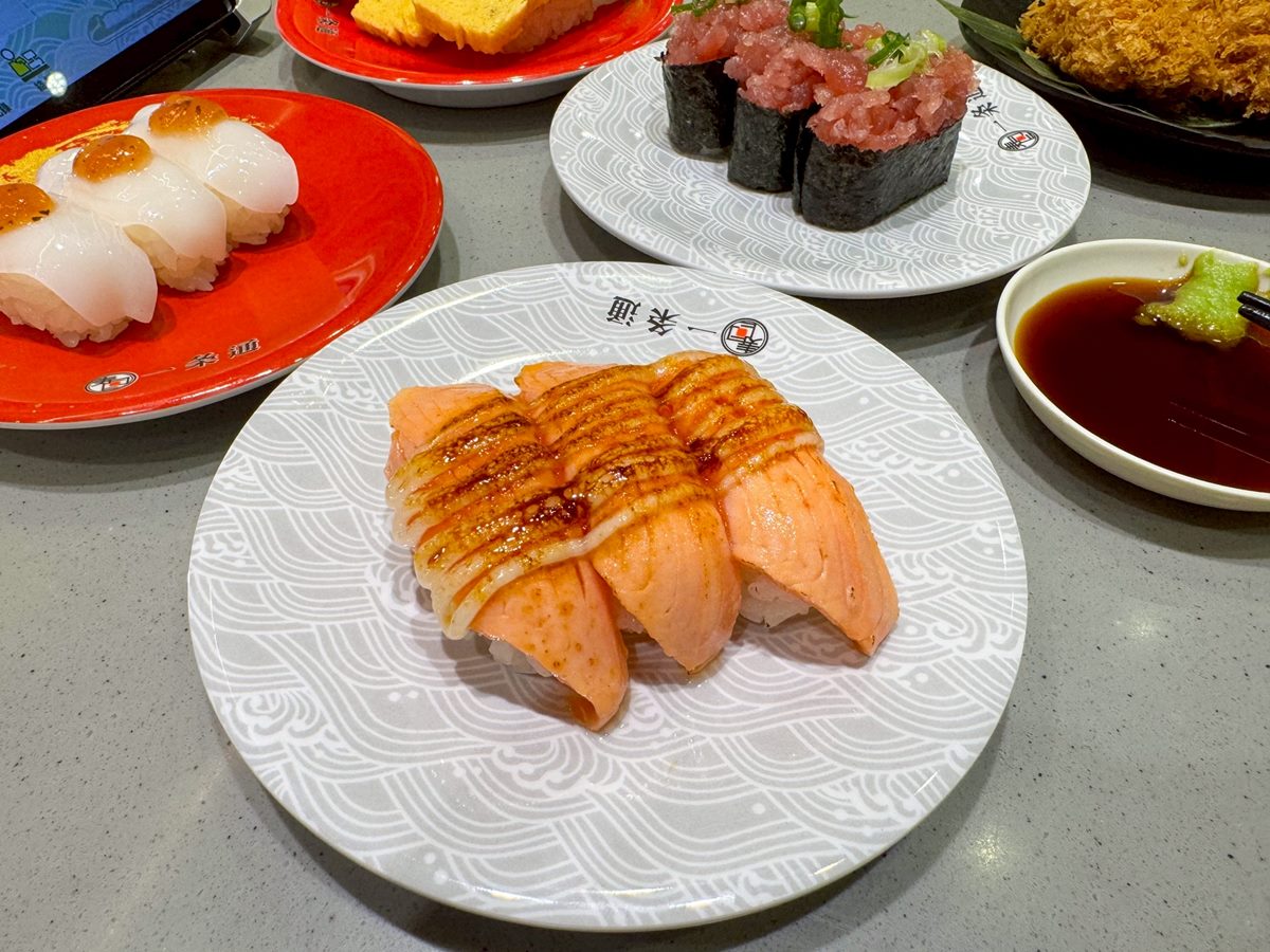 吃壽司再送百元券!10門市推10款「免費送1貫」,焦糖鮭魚、炸牡蠣通通有 吃壽司再送百元券!10門市推10款「免費送1貫」,焦糖鮭魚、炸牡蠣通通有