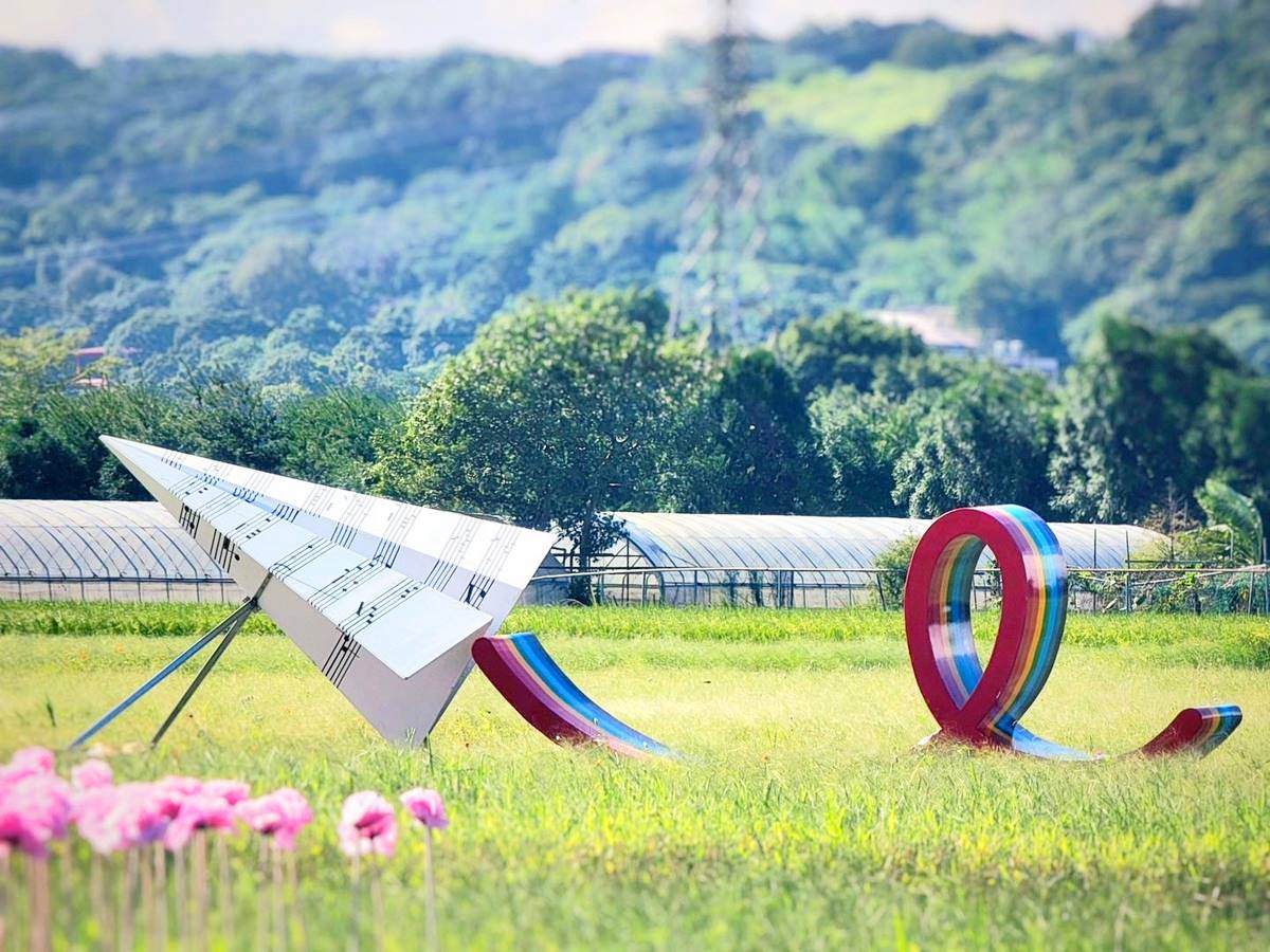 桃園出現彩色帽子花海！傳奇歌后「鳳飛飛」故鄉在這，免費拍７大打卡裝置