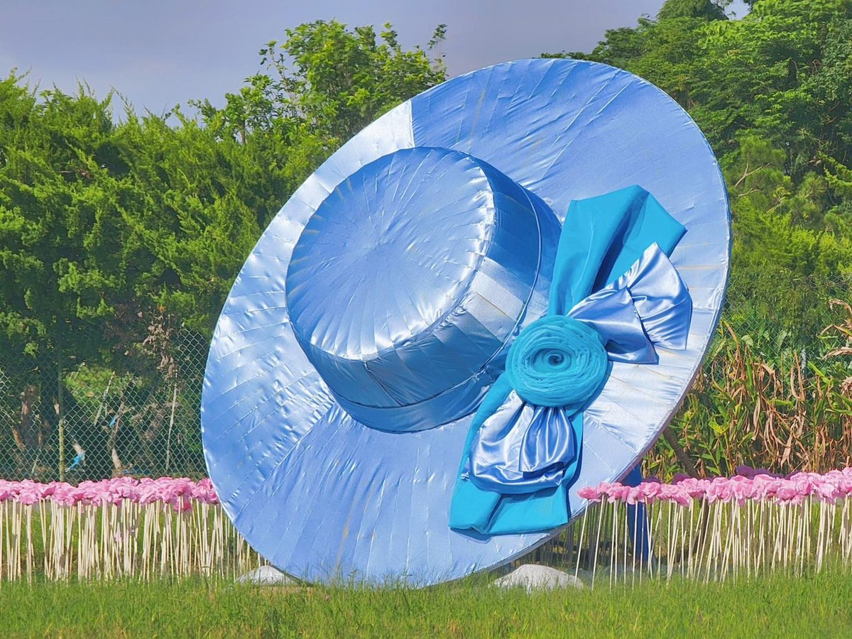 桃園出現彩色帽子花海！傳奇歌后「鳳飛飛」故鄉在這，免費拍７大打卡裝置