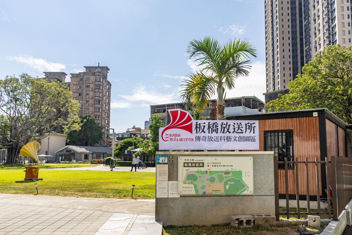 解鎖周邊散步地圖！2025新北歡樂耶誕城推薦順遊：超美新月橋、湳雅夜市