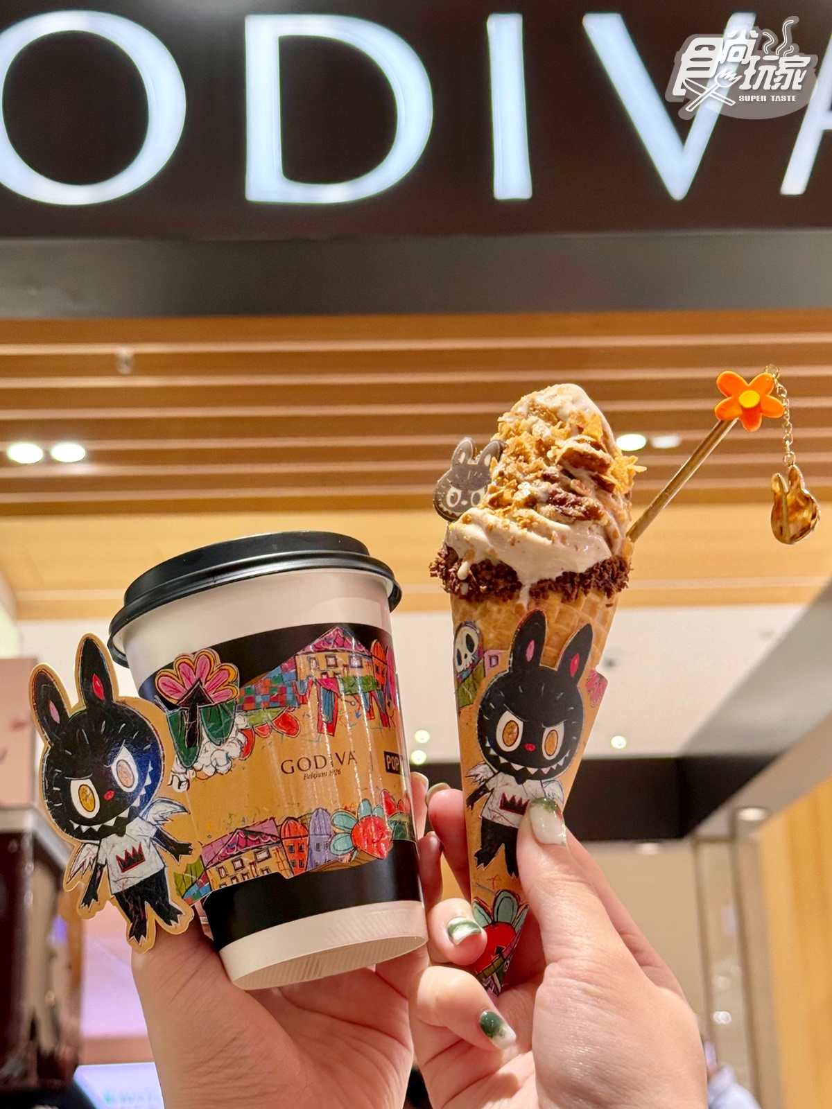 LABUBU霜淇淋送吊飾!「GODIVAxLABUBU」秋季榛果巧克力霜淇淋、熱飲、禮盒 LABUBU霜淇淋送吊飾!「GODIVAxLABUBU」秋季榛果巧克力霜淇淋、熱飲、禮盒