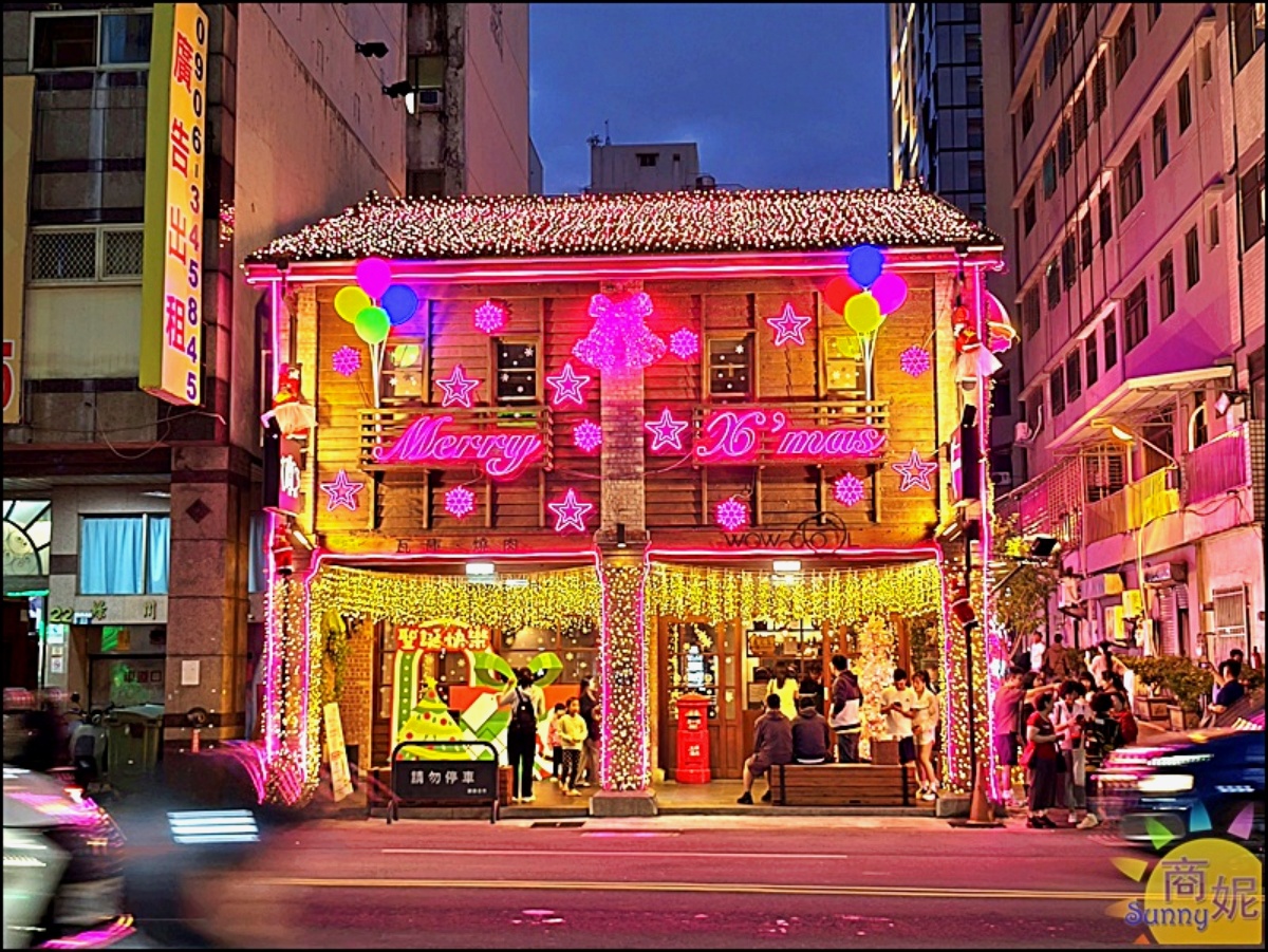 台中最美聖誕小屋回來了！老宅燒肉店變身粉紅燈海，整排櫻花聖誕樹超浪漫