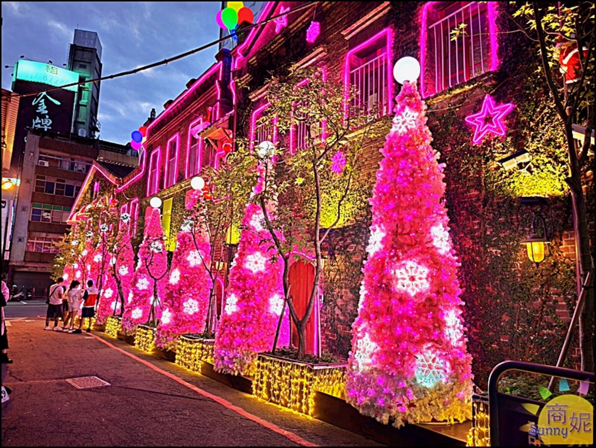 台中最美聖誕小屋回來了！老宅燒肉店變身粉紅燈海，整排櫻花聖誕樹超浪漫
