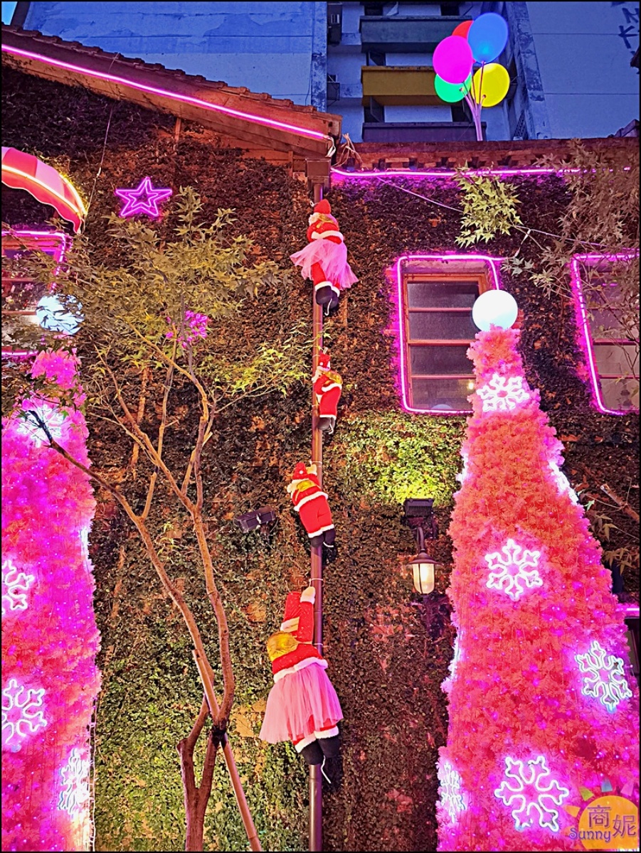 台中最美聖誕小屋回來了！老宅燒肉店變身粉紅燈海，整排櫻花聖誕樹超浪漫