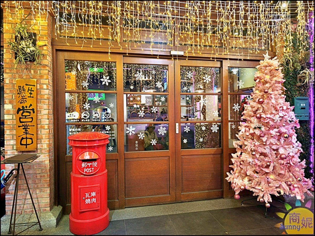 台中最美聖誕小屋回來了！老宅燒肉店變身粉紅燈海，整排櫻花聖誕樹超浪漫