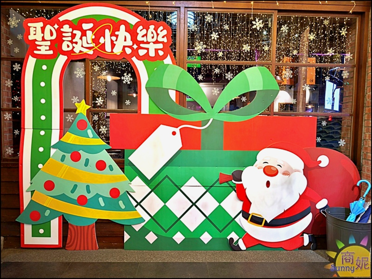 台中最美聖誕小屋回來了！老宅燒肉店變身粉紅燈海，整排櫻花聖誕樹超浪漫