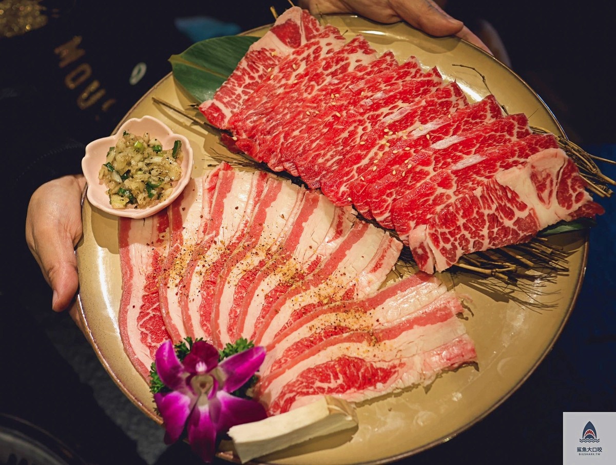 台中最美聖誕小屋回來了！老宅燒肉店變身粉紅燈海，整排櫻花聖誕樹超浪漫