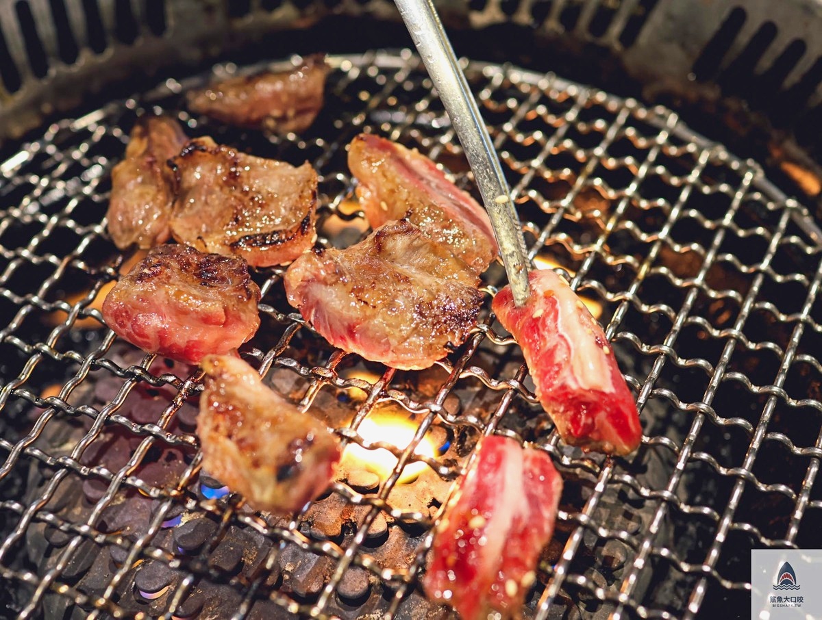 台中最美聖誕小屋回來了！老宅燒肉店變身粉紅燈海，整排櫻花聖誕樹超浪漫