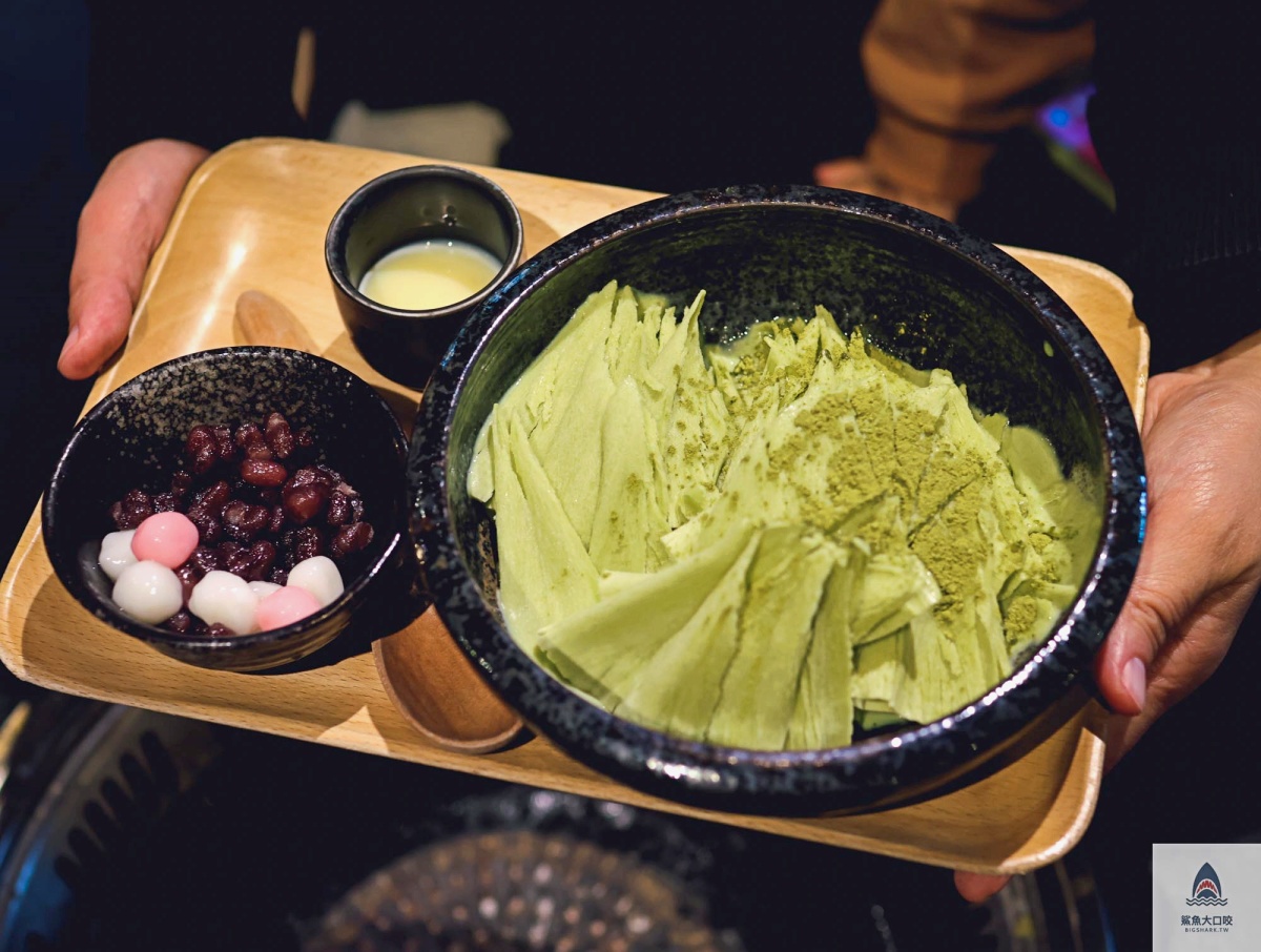 台中最美聖誕小屋回來了！老宅燒肉店變身粉紅燈海，整排櫻花聖誕樹超浪漫