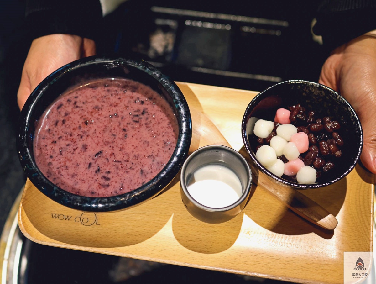 台中最美聖誕小屋回來了！老宅燒肉店變身粉紅燈海，整排櫻花聖誕樹超浪漫