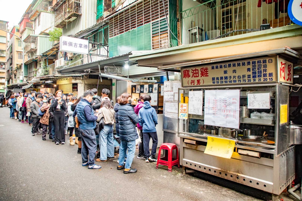 台北最強排隊麻油雞在這!免費續湯人情味滿滿,軟嫩雞腿、脆彈腰子都必點 台北最強排隊麻油雞在這!免費續湯人情味滿滿,軟嫩雞腿、脆彈腰子都必點