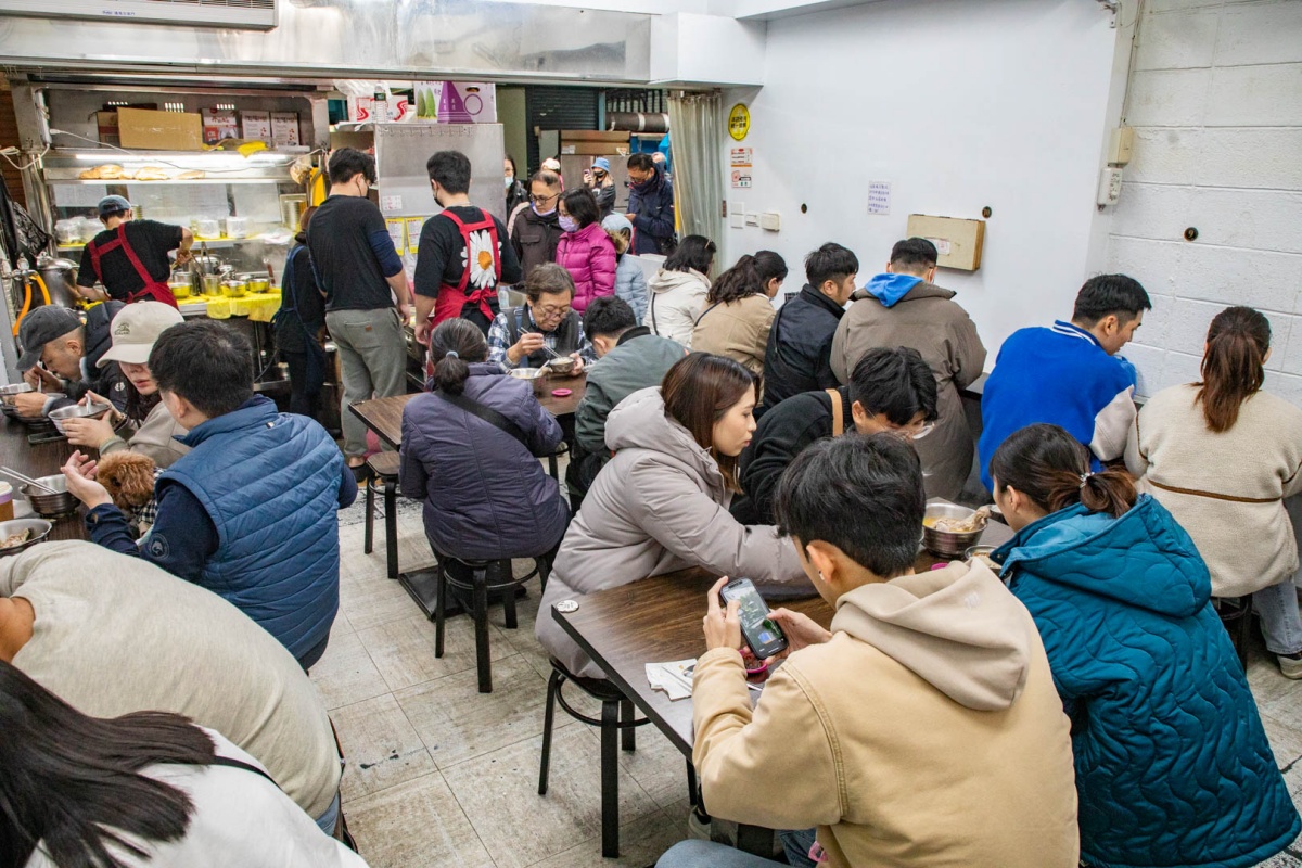 台北最強排隊麻油雞在這!免費續湯人情味滿滿,軟嫩雞腿、脆彈腰子都必點 台北最強排隊麻油雞在這!免費續湯人情味滿滿,軟嫩雞腿、脆彈腰子都必點