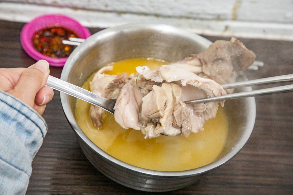 台北最強排隊麻油雞在這!免費續湯人情味滿滿,軟嫩雞腿、脆彈腰子都必點 台北最強排隊麻油雞在這!免費續湯人情味滿滿,軟嫩雞腿、脆彈腰子都必點