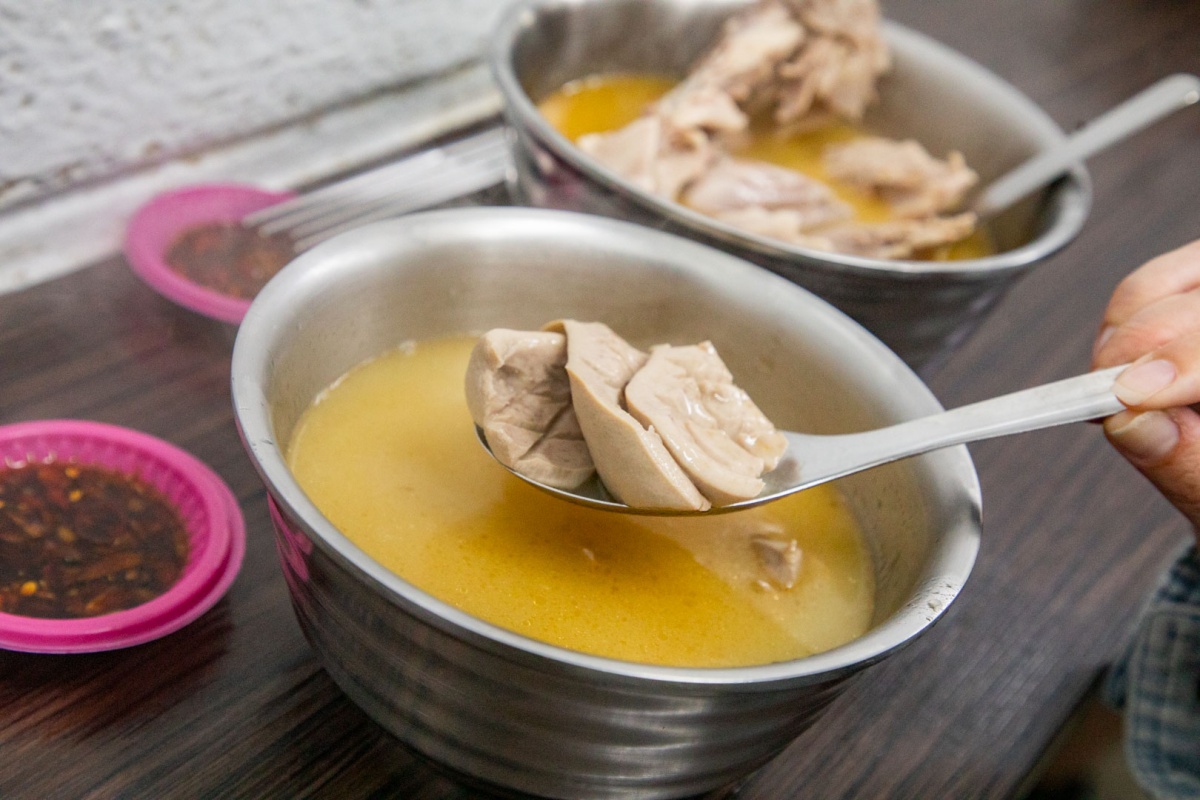 台北最強排隊麻油雞在這!免費續湯人情味滿滿,軟嫩雞腿、脆彈腰子都必點 台北最強排隊麻油雞在這!免費續湯人情味滿滿,軟嫩雞腿、脆彈腰子都必點