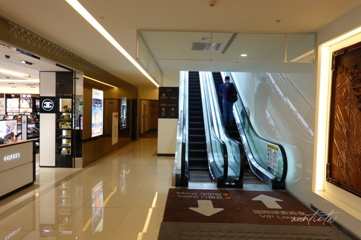 松山機場全新候機室開箱!現煮牛肉麵、台味美食免費吃,網友大推環境舒適 松山機場全新候機室開箱!現煮牛肉麵、台味美食免費吃,網友大推環境舒適