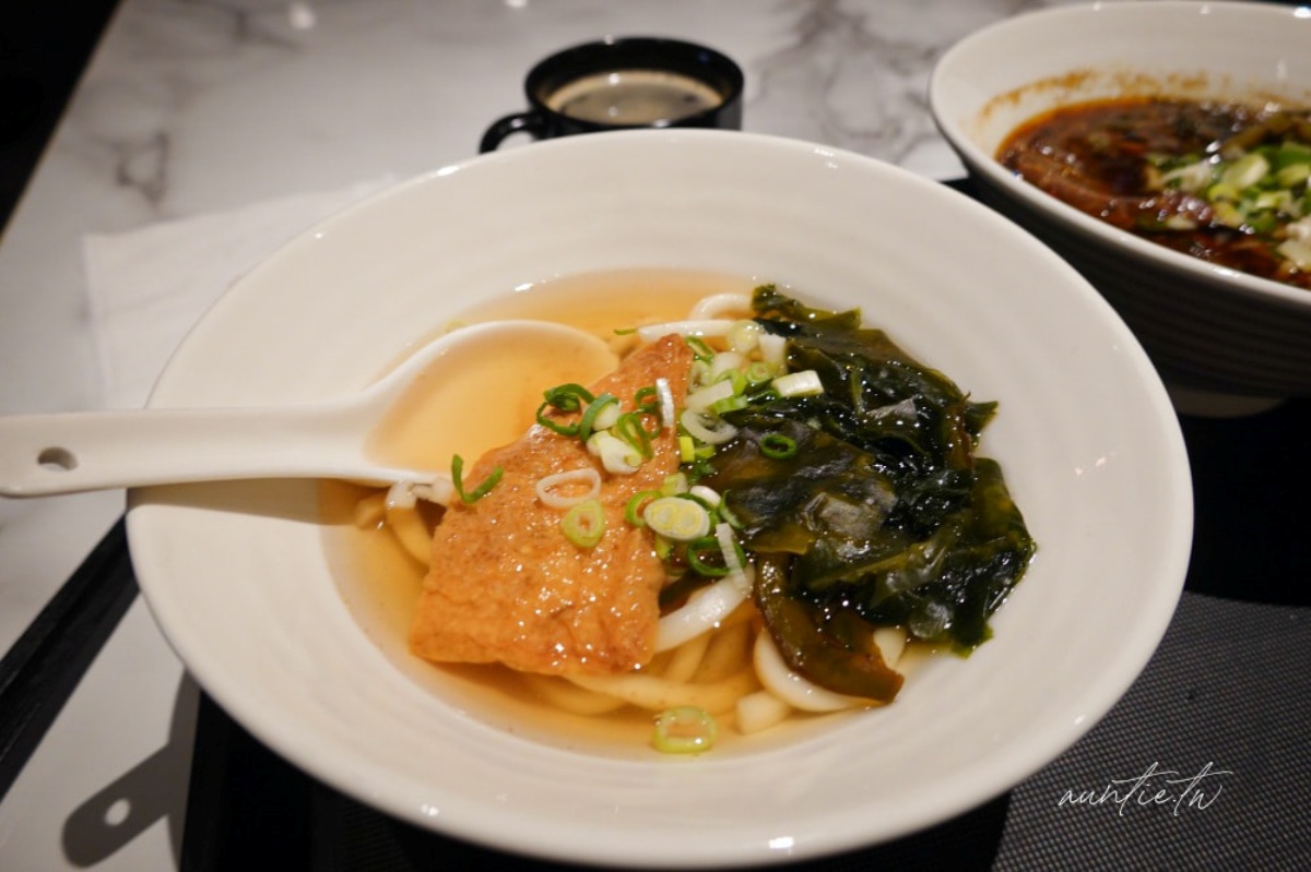 松山機場全新候機室開箱!現煮牛肉麵、台味美食免費吃,網友大推環境舒適 松山機場全新候機室開箱!現煮牛肉麵、台味美食免費吃,網友大推環境舒適