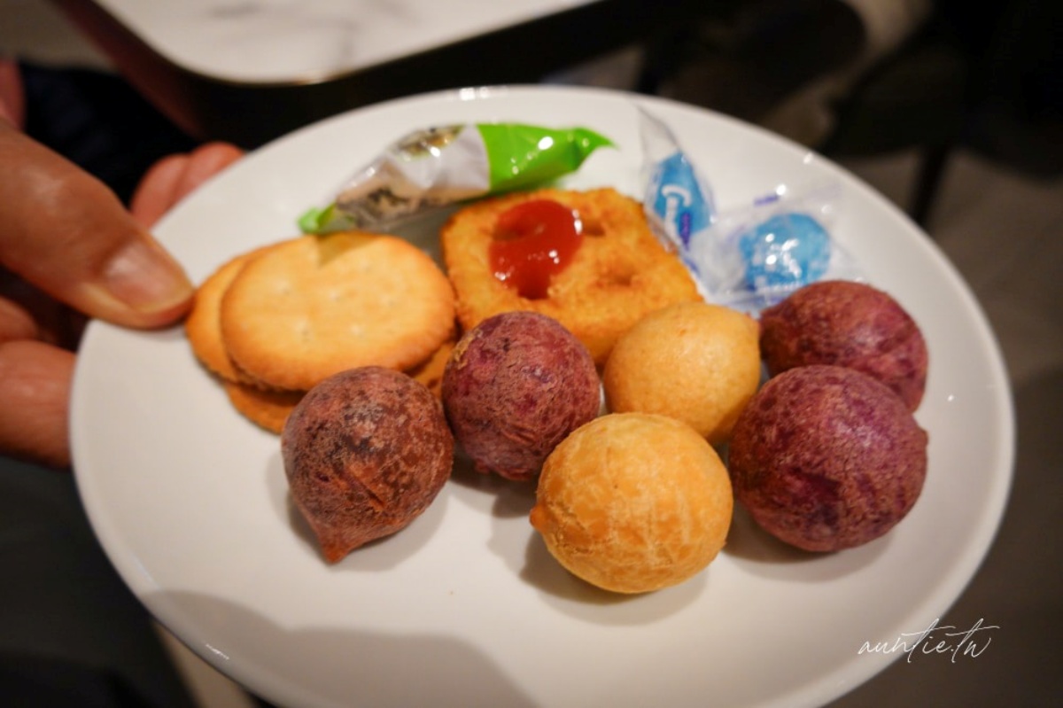 松山機場全新候機室開箱!現煮牛肉麵、台味美食免費吃,網友大推環境舒適 松山機場全新候機室開箱!現煮牛肉麵、台味美食免費吃,網友大推環境舒適